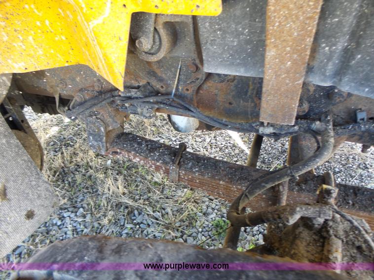 image for item L7219 2006 International 7400 dump truck