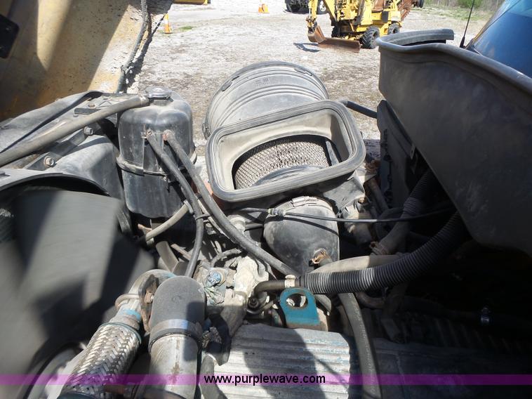 image for item L7219 2006 International 7400 dump truck