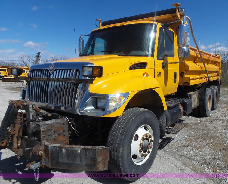image for item L7220 2004 International 7400 dump truck