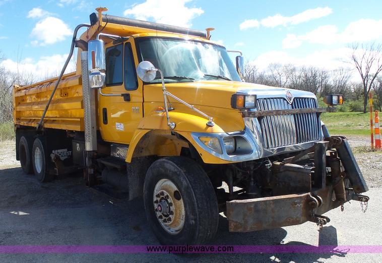 image for item L7220 2004 International 7400 dump truck