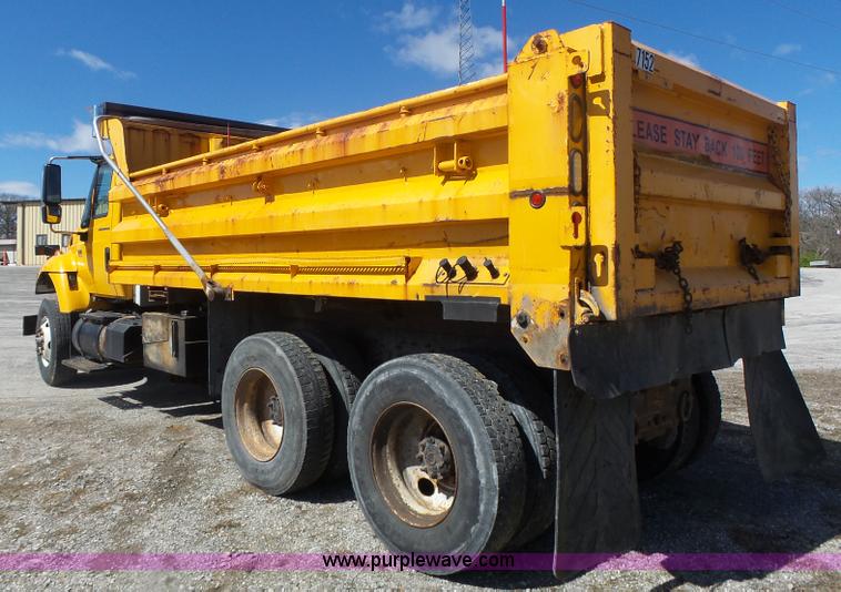 image for item L7220 2004 International 7400 dump truck