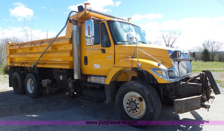 image for item L7220 2004 International 7400 dump truck