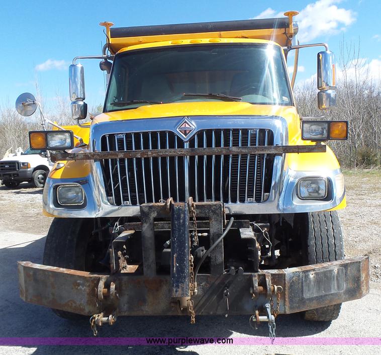 image for item L7220 2004 International 7400 dump truck