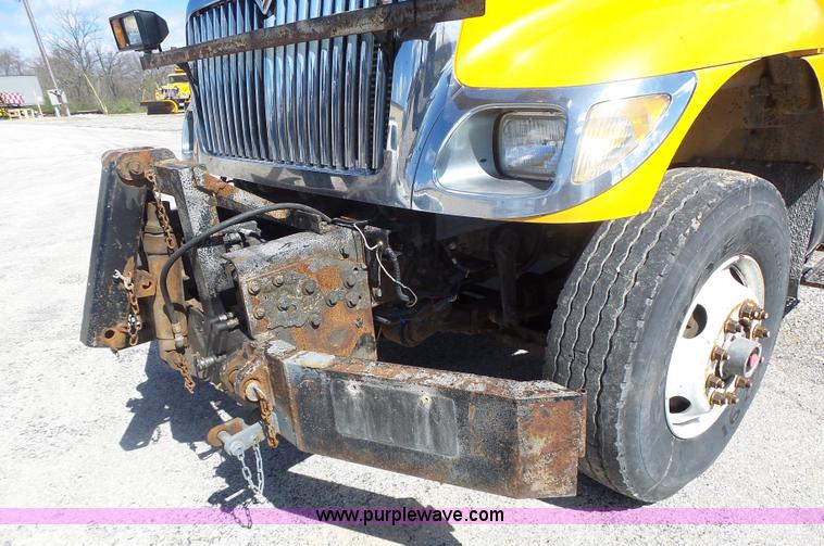 image for item L7220 2004 International 7400 dump truck