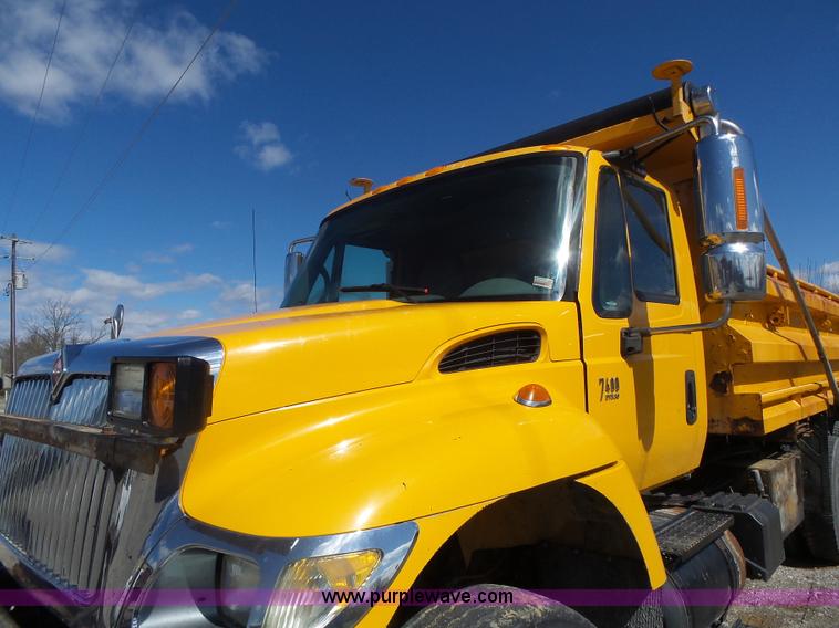 image for item L7220 2004 International 7400 dump truck