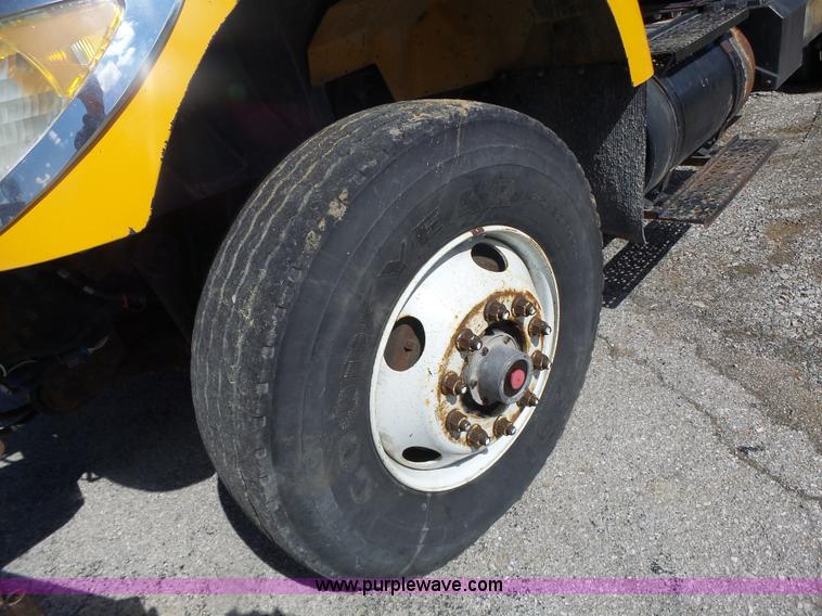 image for item L7220 2004 International 7400 dump truck