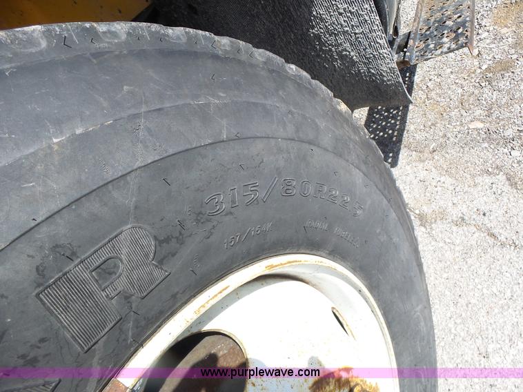 image for item L7220 2004 International 7400 dump truck