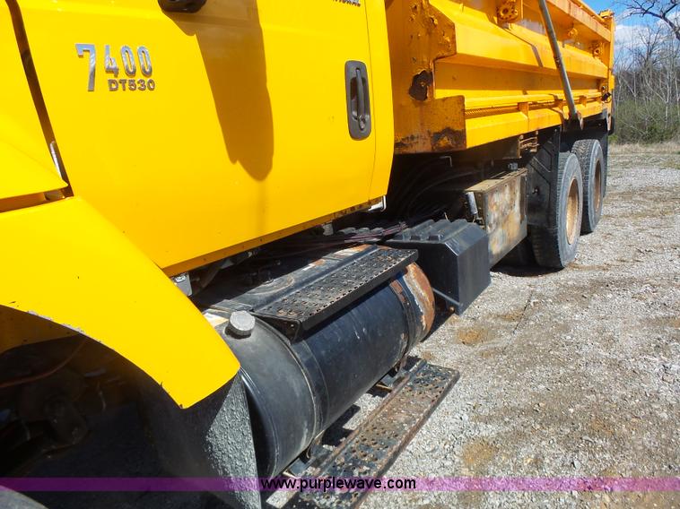 image for item L7220 2004 International 7400 dump truck