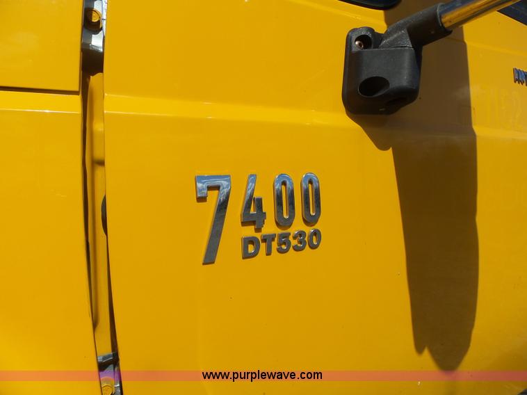 image for item L7220 2004 International 7400 dump truck
