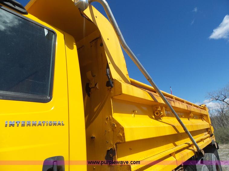 image for item L7220 2004 International 7400 dump truck