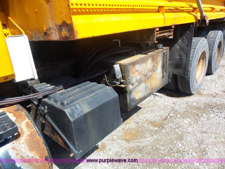 image for item L7220 2004 International 7400 dump truck