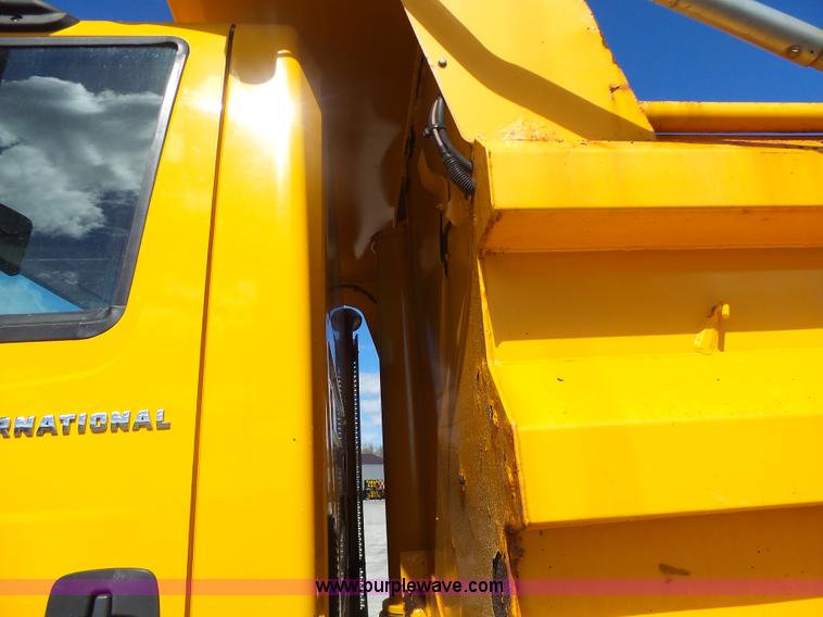 image for item L7220 2004 International 7400 dump truck