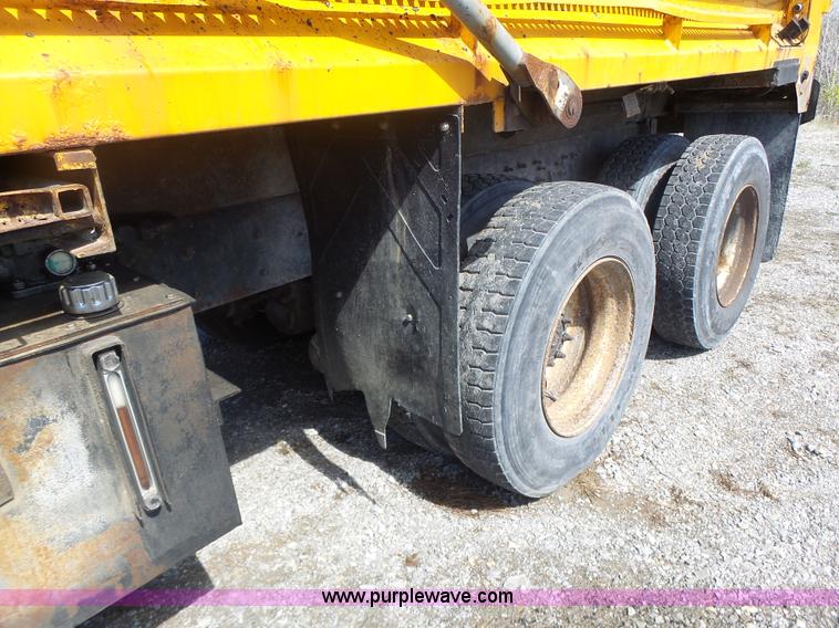 image for item L7220 2004 International 7400 dump truck