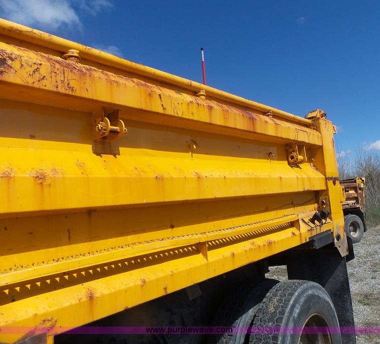 image for item L7220 2004 International 7400 dump truck