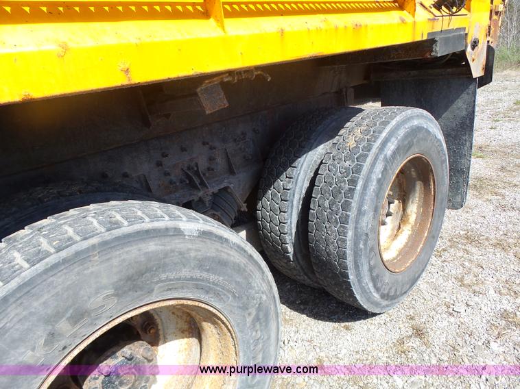 image for item L7220 2004 International 7400 dump truck