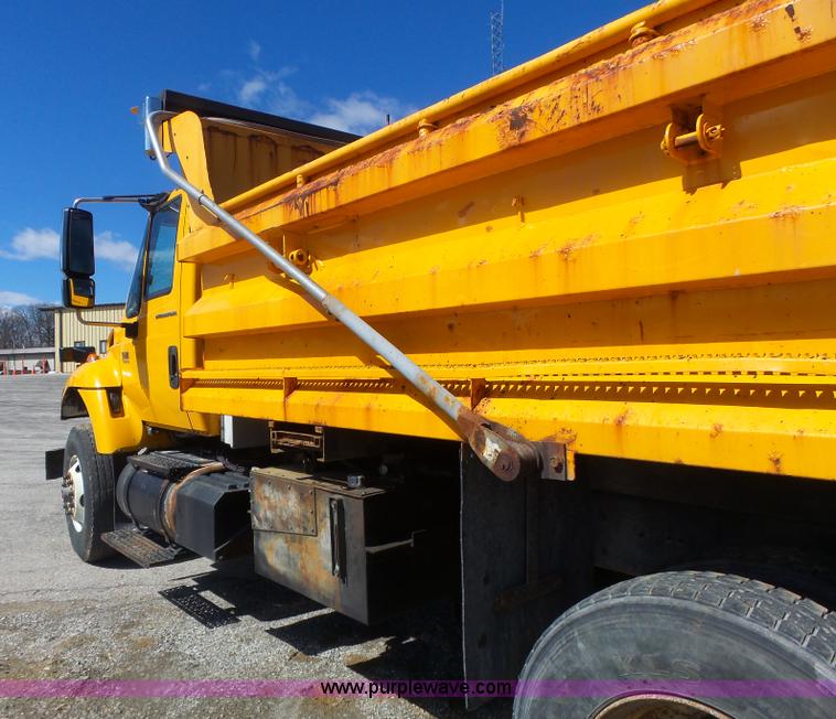 image for item L7220 2004 International 7400 dump truck