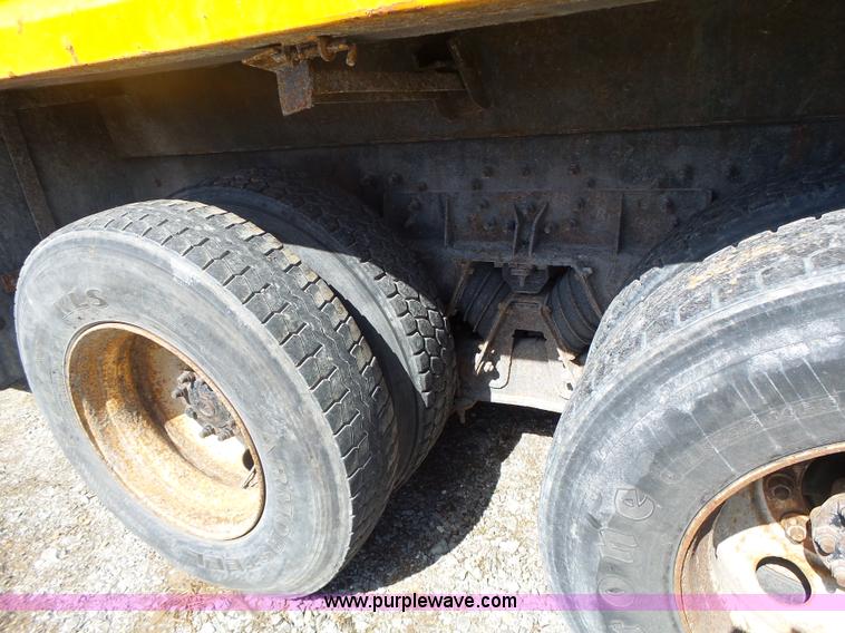 image for item L7220 2004 International 7400 dump truck