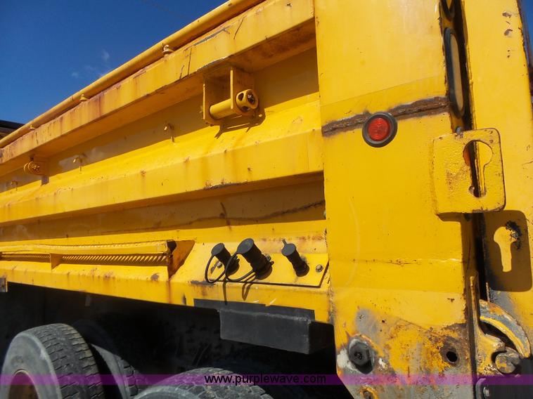 image for item L7220 2004 International 7400 dump truck