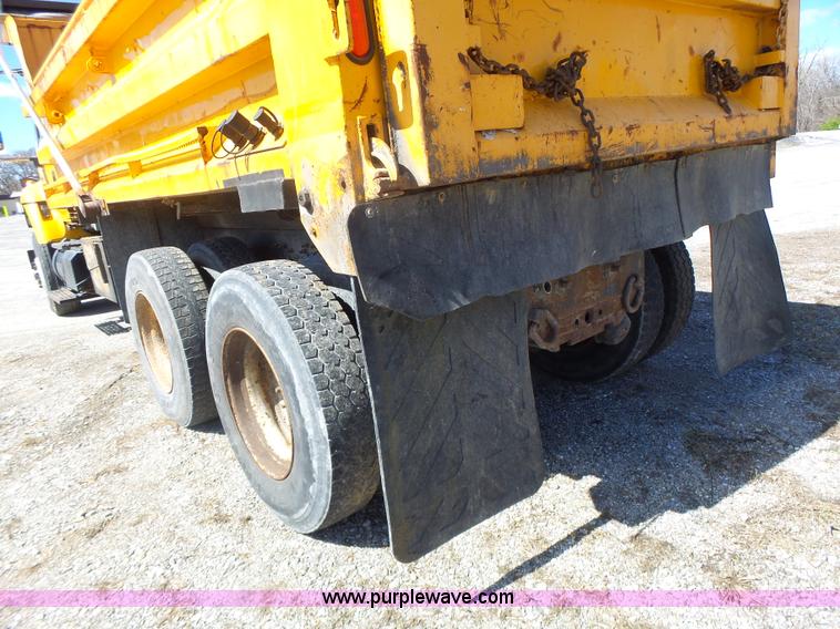 image for item L7220 2004 International 7400 dump truck