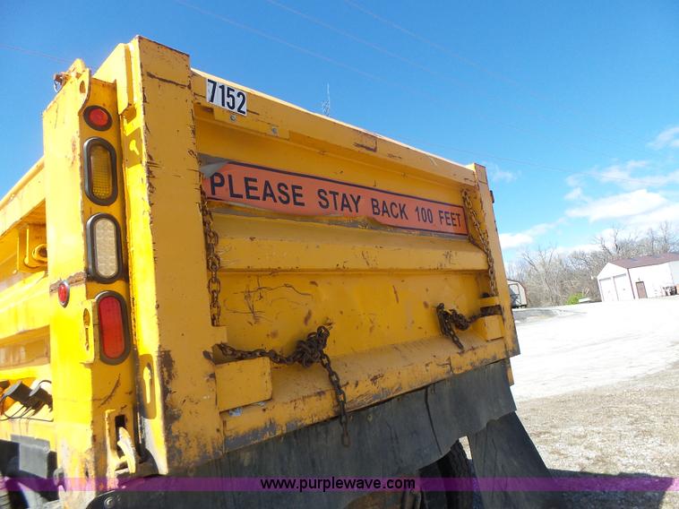 image for item L7220 2004 International 7400 dump truck