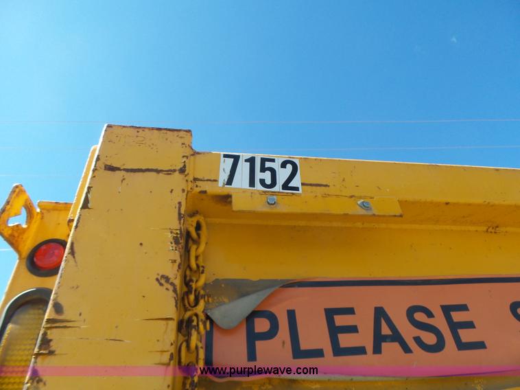 image for item L7220 2004 International 7400 dump truck