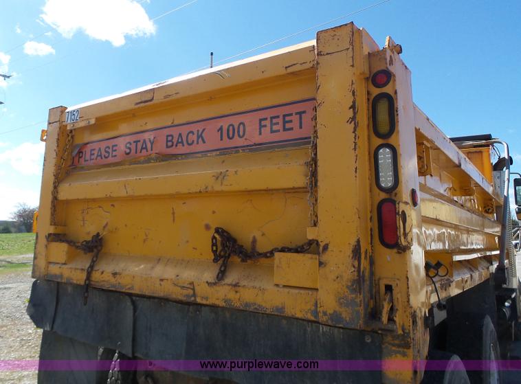 image for item L7220 2004 International 7400 dump truck