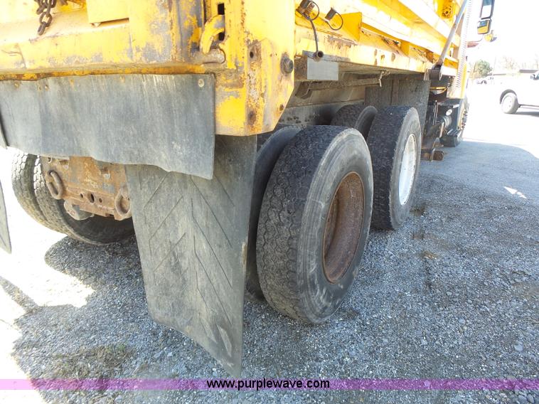 image for item L7220 2004 International 7400 dump truck