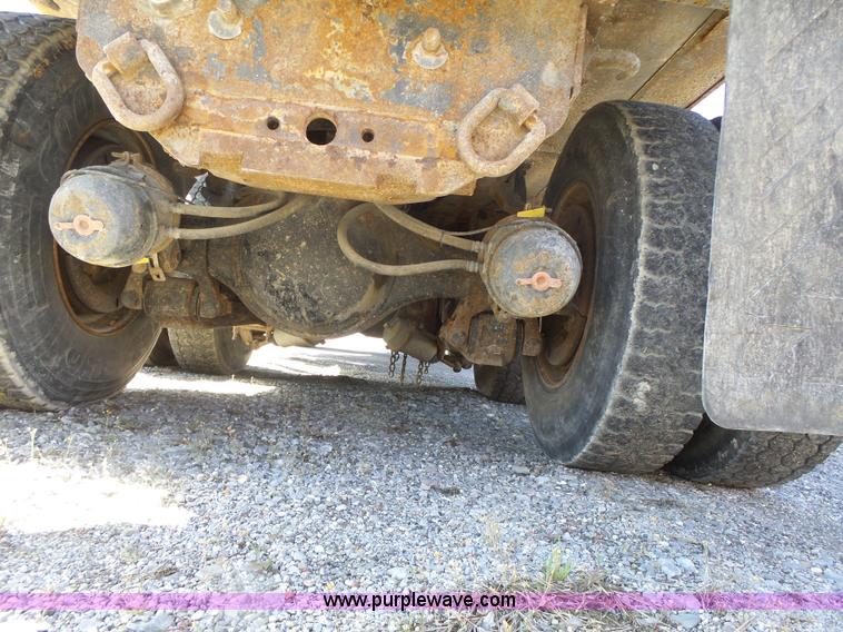 image for item L7220 2004 International 7400 dump truck
