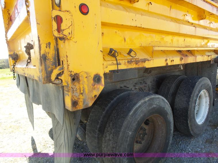 image for item L7220 2004 International 7400 dump truck