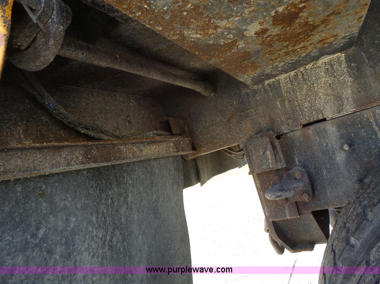 image for item L7220 2004 International 7400 dump truck