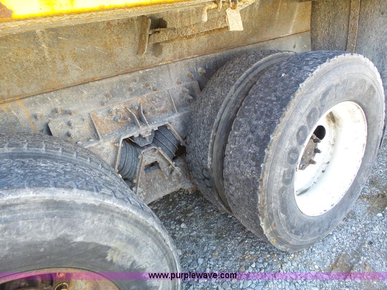 image for item L7220 2004 International 7400 dump truck