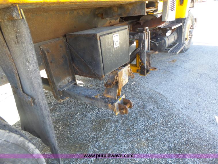 image for item L7220 2004 International 7400 dump truck