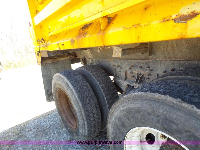 image for item L7220 2004 International 7400 dump truck