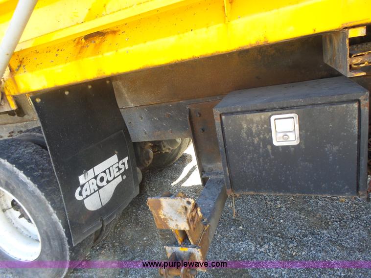 image for item L7220 2004 International 7400 dump truck