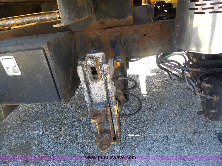 image for item L7220 2004 International 7400 dump truck