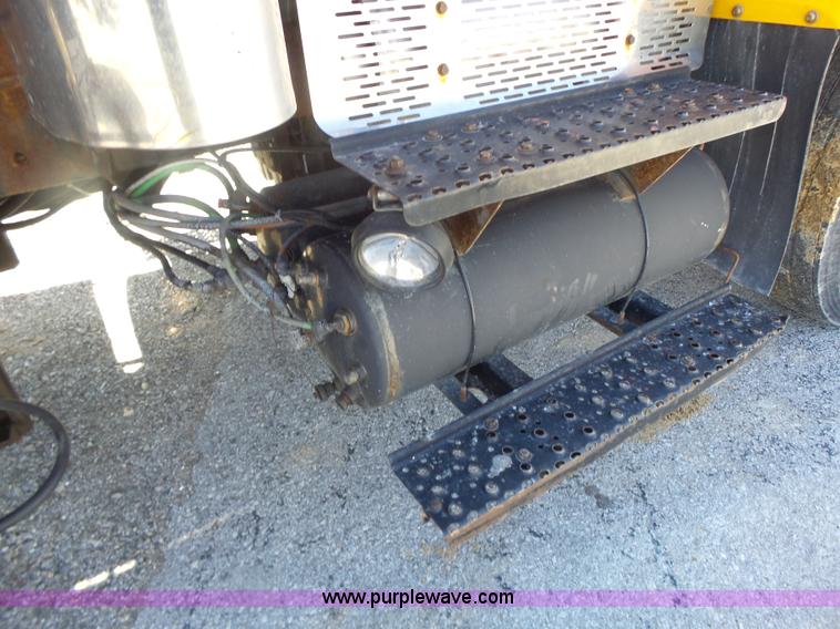 image for item L7220 2004 International 7400 dump truck