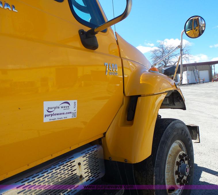 image for item L7220 2004 International 7400 dump truck