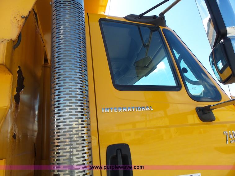 image for item L7220 2004 International 7400 dump truck