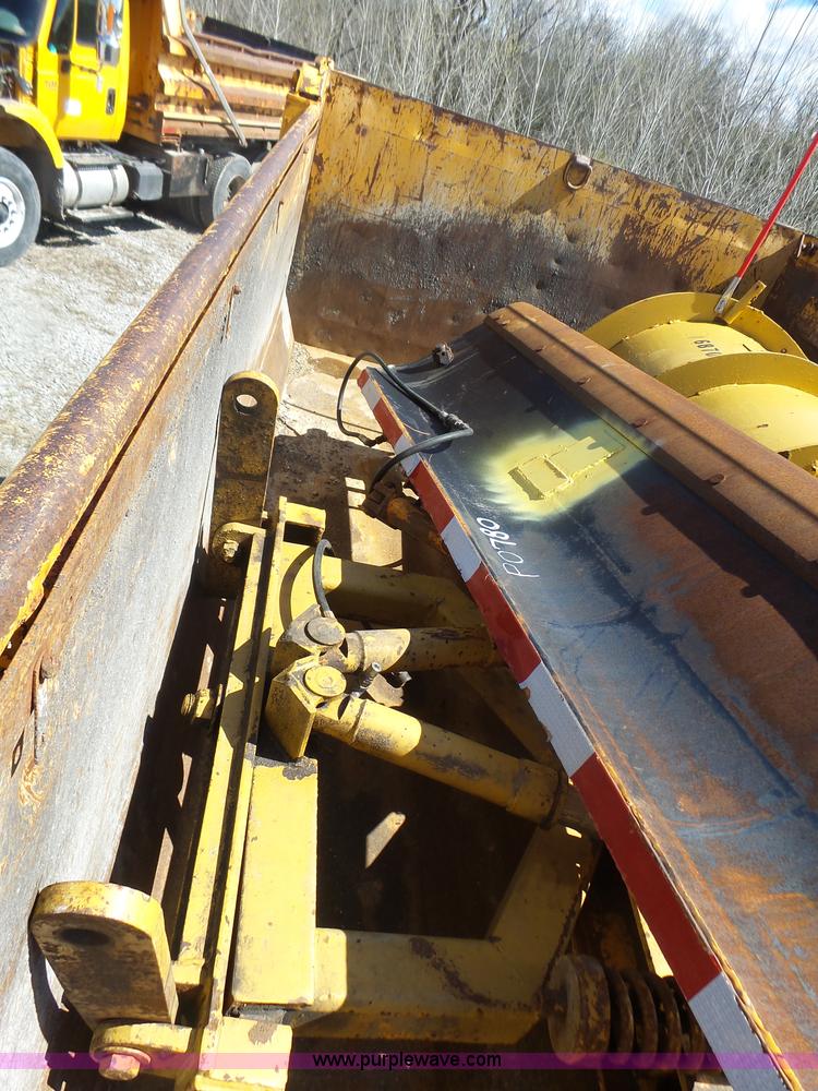 image for item L7220 2004 International 7400 dump truck