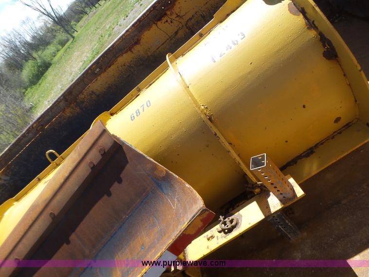 image for item L7220 2004 International 7400 dump truck