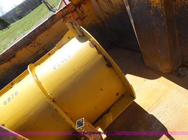 image for item L7220 2004 International 7400 dump truck