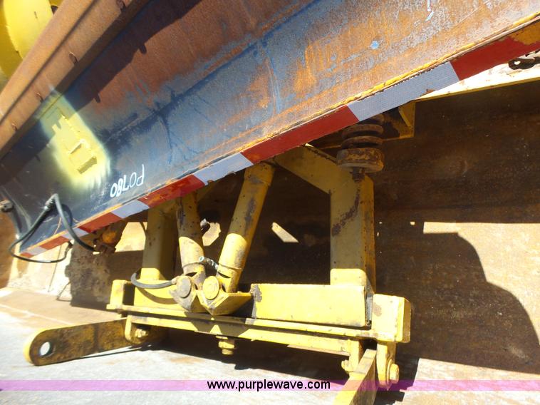 image for item L7220 2004 International 7400 dump truck