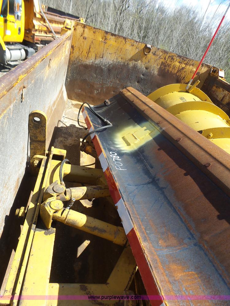 image for item L7220 2004 International 7400 dump truck