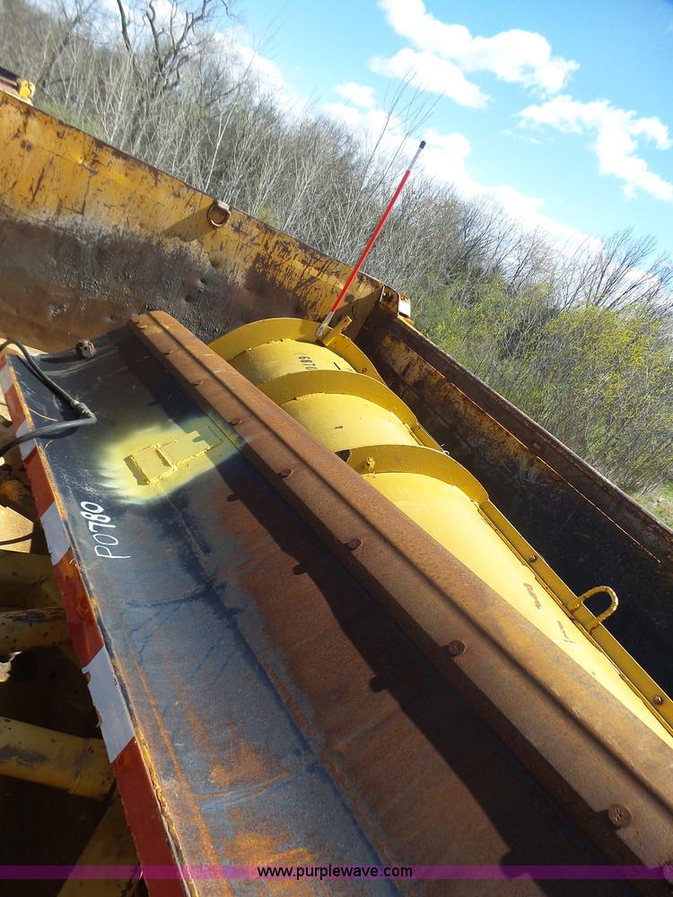 image for item L7220 2004 International 7400 dump truck