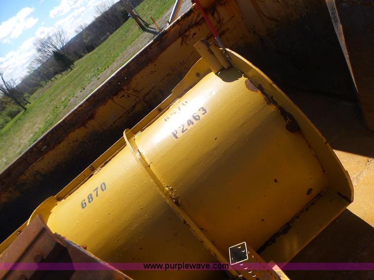 image for item L7220 2004 International 7400 dump truck