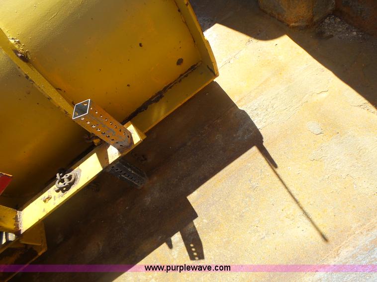 image for item L7220 2004 International 7400 dump truck