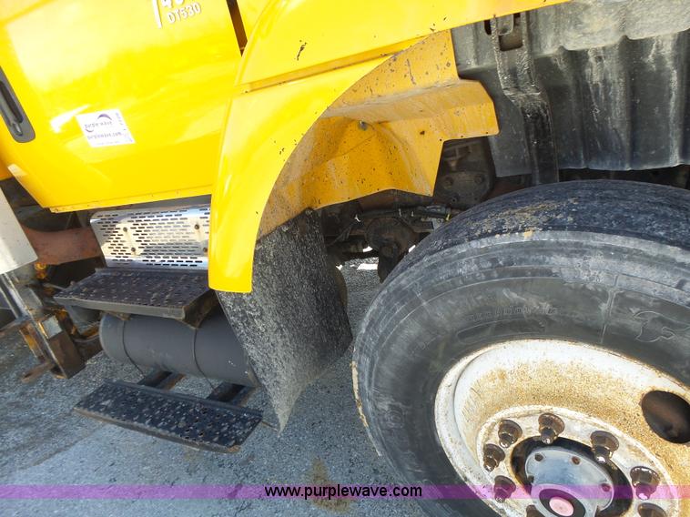 image for item L7220 2004 International 7400 dump truck