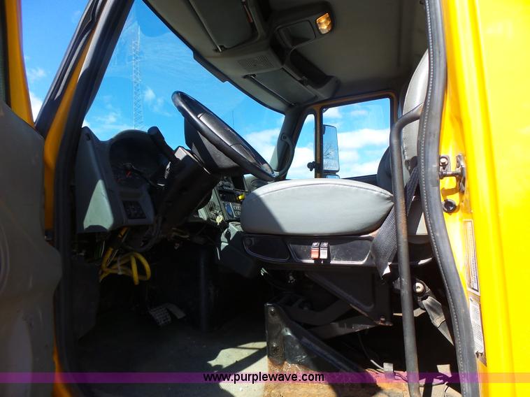 image for item L7220 2004 International 7400 dump truck