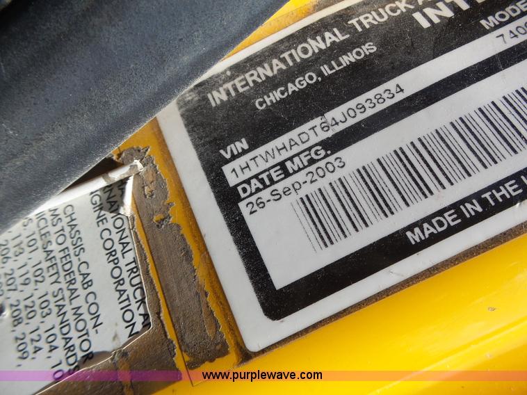 image for item L7220 2004 International 7400 dump truck