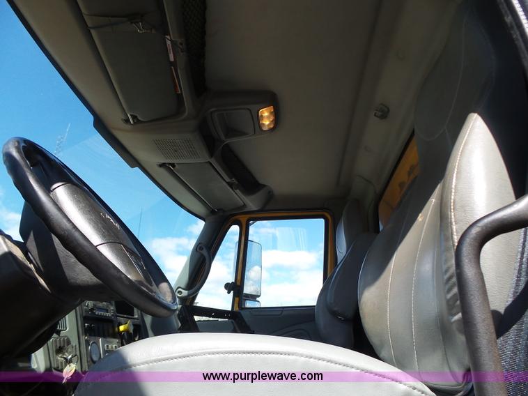 image for item L7220 2004 International 7400 dump truck